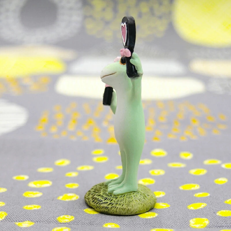 Idol Fan Frog Figure